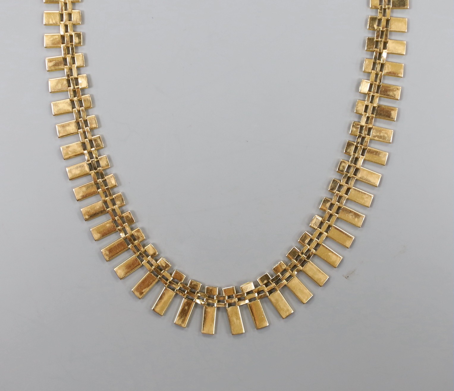 An Italian 750 fringe necklace, 41cm, 26.7 grams.